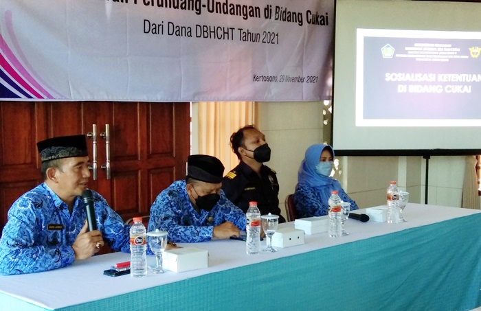 Kadin Perindag Nganjuk Haris Jatmiko saat menyosialisasikan UU terkait cukai di hadapan pedagang pasar. foto: BAMBANG/ BANGSAONLINE