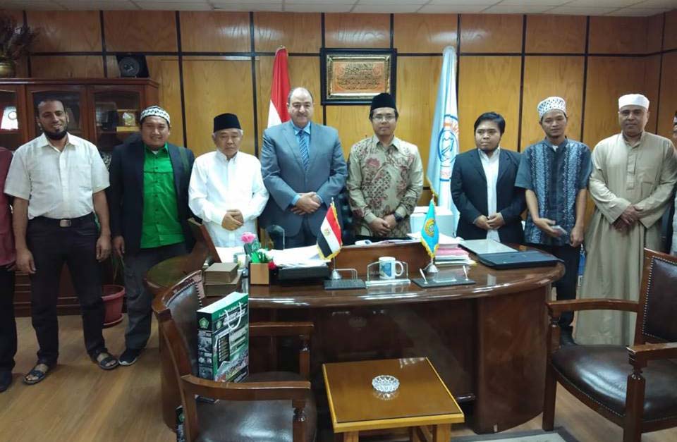 Dari Kiri ke kanan: Qadhafi (General Manajer Indomie cabang Mesir), Joko Pitono (jurnalis), Dr Mauhiburrohman (Rektor IKHAC), Syaikh Dr Yusri Sayeed Jabir Al Hasan, KH Asep Saifuddin Chalim, Dr Fadly Usman, Syaikh Abdullah (mudir tasawuf dari Riyadh). Tampak juga Faiq dan Iqbal (keduanya mahasiswa magister di Al Azhar). foto: istimewa/bangsaonline.com