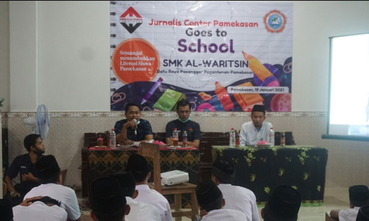 Acara Edukasi Literasi Digital di Ponpes Al Waritsin Pegantenan. (foto: ist)