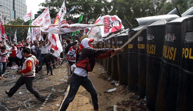 Pendukung Prabowo memukulkan bambu ke barisan polisi yang membarikade. Foto: tempo.co.id