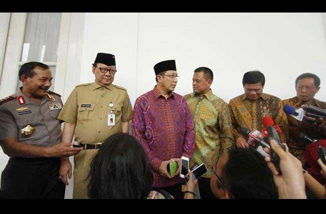 Kiri-kanan: Kapolri Jenderal Badrodin Haiti, Mendagri Tjahyo Kumolo, Menag Lukman Hakim Syaifudin, Panglima TNI Jenderal Gatot Nurmantyo, Menko Polhukam Tedjo Edy, dan Kepala BIN Sutiyoso memberikan keterangan pers terkait insiden Tolikara, di Istana Negara, Jakarta, Rabu (22/7).