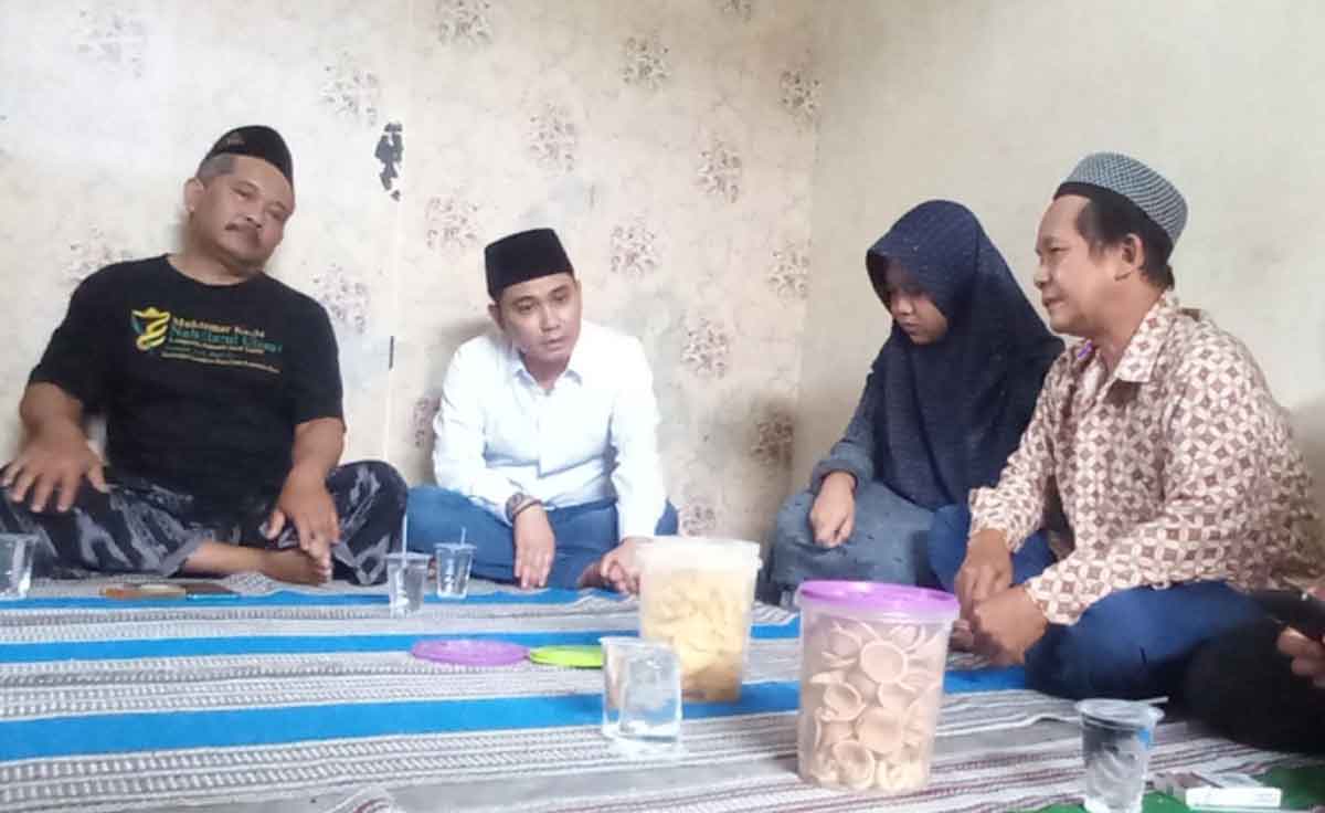 Wakil Bupati Mojokerto, Muhammad Al Barra atau yang akrab disapa Gus Barra, saat mengunjungi keluarga siswi SMPN 1 Kemlagi yang jadi korban pembunuhan.