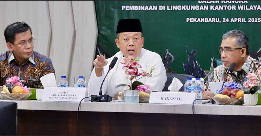 Menteri Nusron (tengah) saat memberikan pembinaan kepada jajaran Kantor Wilayah (Kanwil) BPN Provinsi Riau. (Ist)