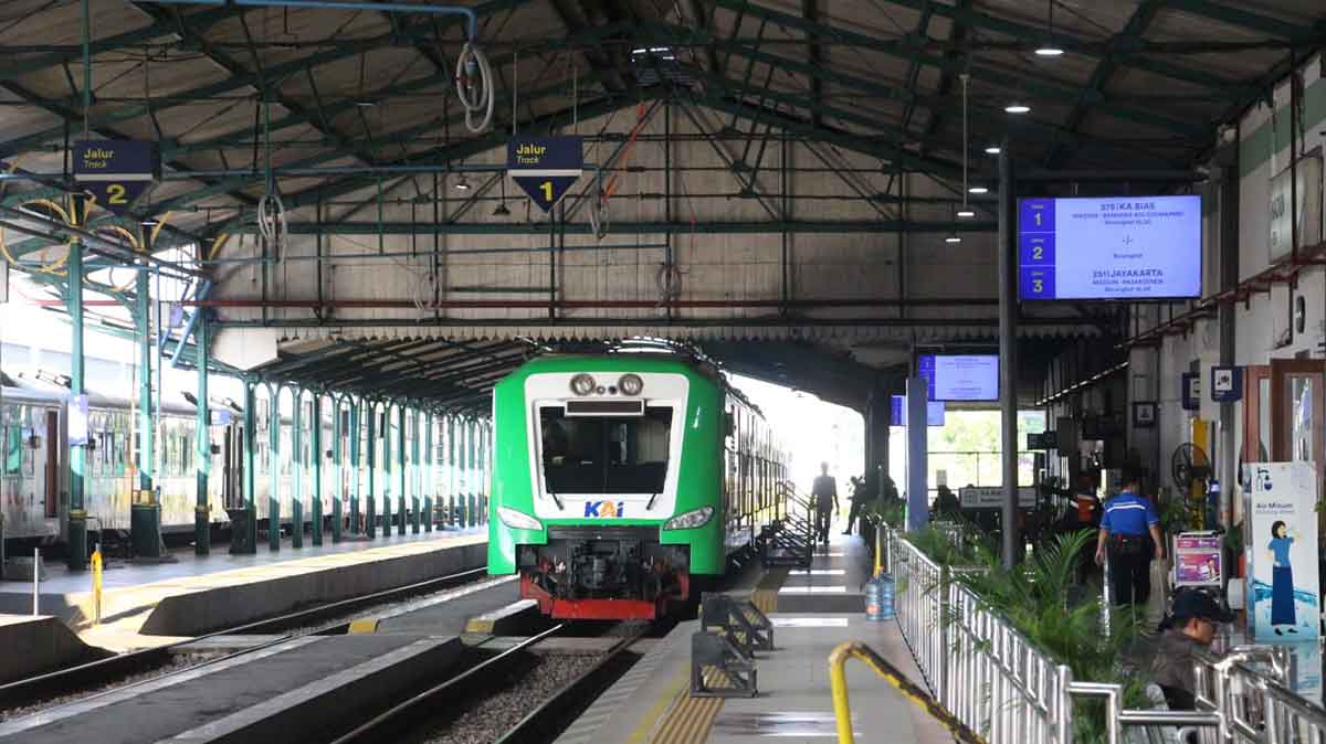 KA BIAS yang ditarik hingga stasiun Caruban.