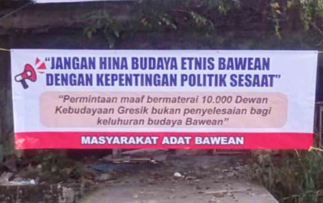Inilah spanduk yang dipasang warga Bawean di Gresik. Spanduk ini bertebaran, di antaranya dekat kantor Pemkab Gresik, kantor DPRD Gresik, dan kantor Bank BNI Gresik, Kamis (16/5/2024). Foto: BANGSAONLINE