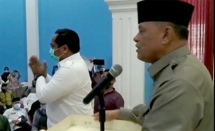 Tampak saat Jenderal (purn) TNI Gatot Nurmantyo pidato tiba-tiba seorang polisi (berbaju putih) naik ke tas panggung minta agar acara KAMI yang berlangsung di Penginapan Jabal Nur di kawasan Jambangan Surabaya dihentikan, Senin (28/9/2020). foto: WA/ bangsaonline.com