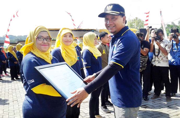 Bupati Pasuruan HM Irsyad Yusuf SE MMA memberikan penghargaan kepada insan kesehatan. 