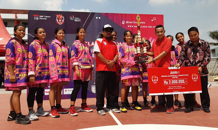 SELAMAT: Juara pertama putri SBC 2020, SMPN 3 Waru menerima piala dan uang pembinaan, Kamis (16/1). foto: MUSTAIN/ BANGSAONLINE
