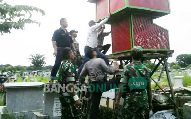 Petugas gabungan saat merobohkan salah satu pegupon.