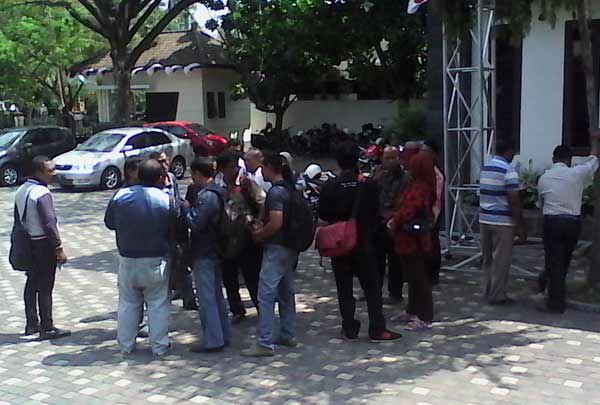 Para wali murid SMKN 1 Tulungagung saat geruduk gedung dewan. (foto: zuli purwanto/BANGSAONLINE)
