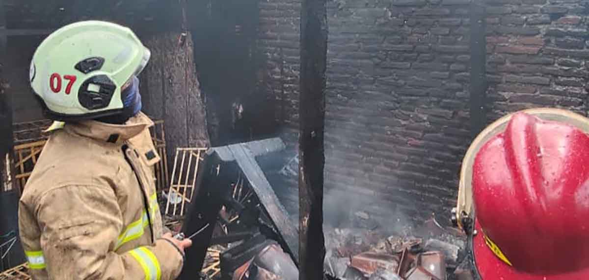 Petugas saat memadamkan kobaran api yang menghanguskan 2 rumah di Kabupaten Pasuruan.