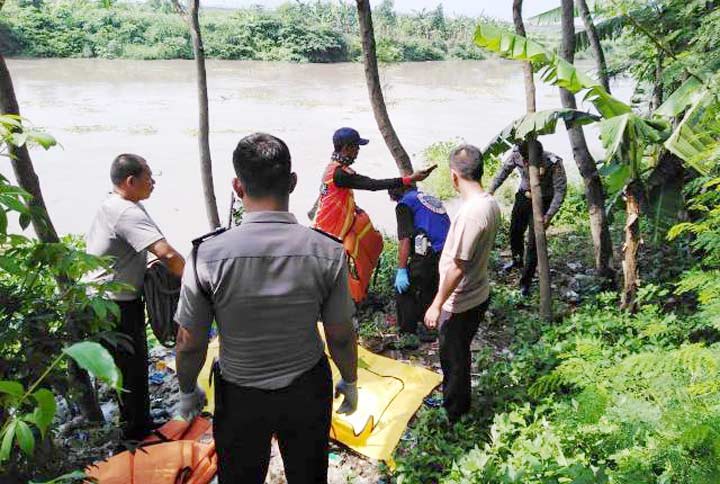 Jenazah di sungai Porong sedang dievakuasi.