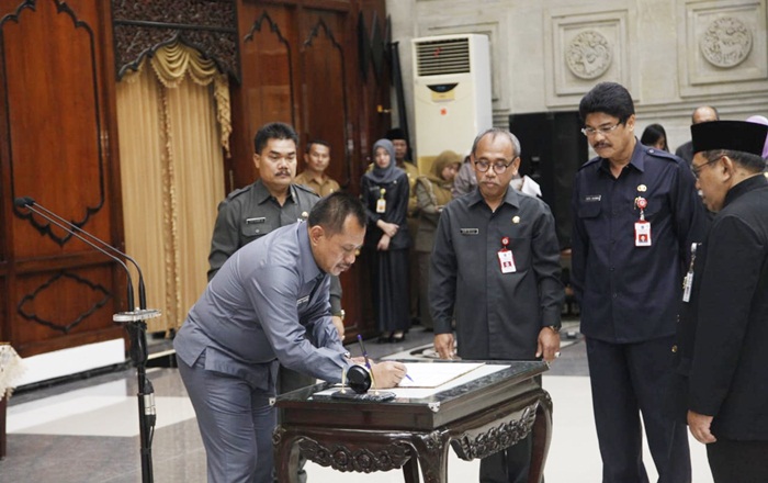 Sekdaprov Jatim, Dr. Ir. Heru Tjahjono menandatangani berita acara penyerahan SK Jabatan Fungsional Jenjang Utama di ruang Bhinaloka, komplek Pemprov Jatim. foto: ist