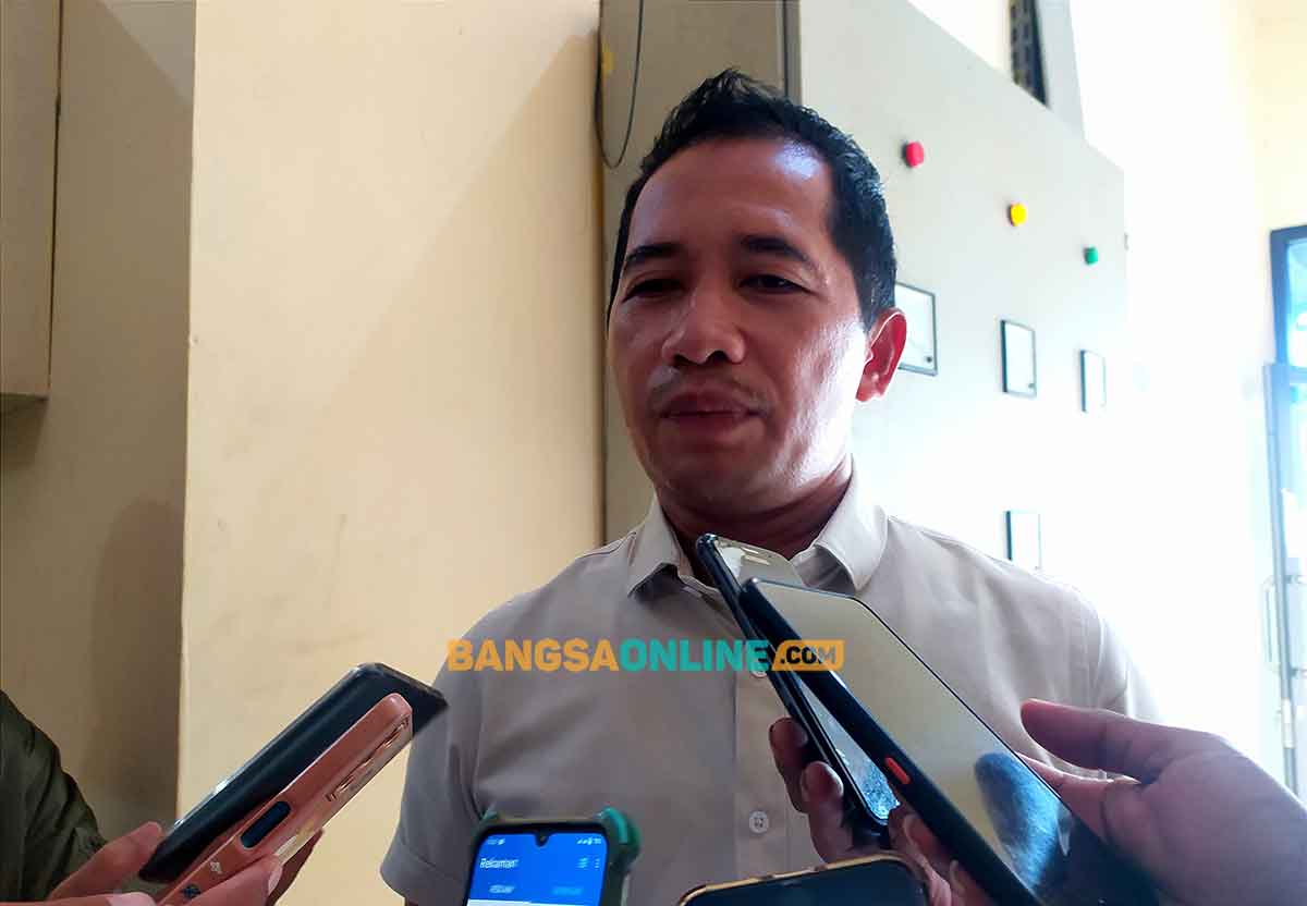 Kasatreskrim Polres Sampang, AKP Sukaca, saat memberi keterangan kepada awak media. Foto: MUTAMMIM/BANGSAONLINE