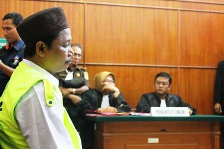 Misnawi ketika mendengarkan putusan dari hakim. Foto:nur faishal/BANGSAONLINE