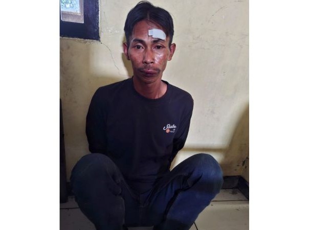 Pelaku saat diamankan di Polsek Bangil