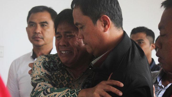 Musa Zainuddin menangis setelah mendengar putusan majelis hakim di Gedung Tindak Pidana Korupsi, Jakarta Pusat, 15 November 2017. Musa divonis majelis hakim 9 tahun penjara dan denda sebesar Rp 500 juta subsider 3 bulan. Tempo/Naufal Dwihimawan Adjiditho