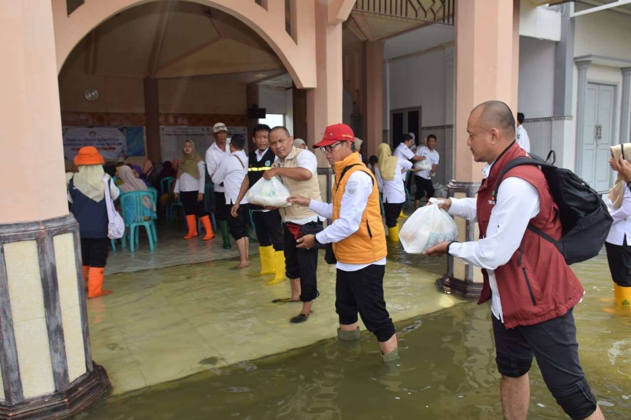 Penyaluran bantuan sembako kepada warga terdampak banjir