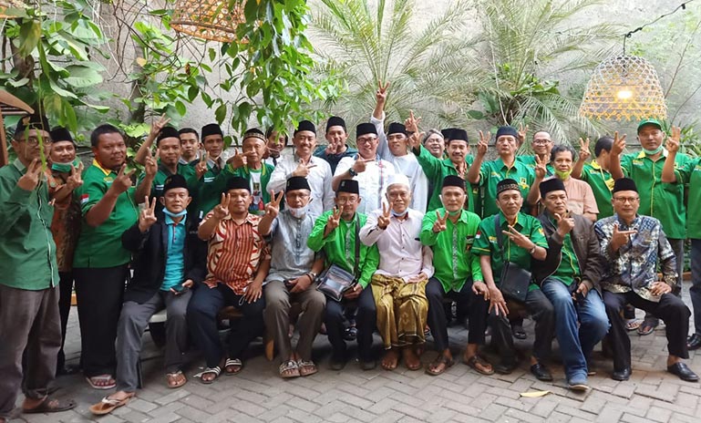 Pengurus dan kader PPP Gresik foto bersama usai rapat konsolidasi untuk pemenangan Gus Yani-Bu Min. foto: ist.