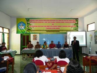 ?Subroto saat mempresentasikan materi pendidikan Penjasorkes model TGT, di hadapan para guru olahraga. Foto: bambang dj/ BANGSAONLINE