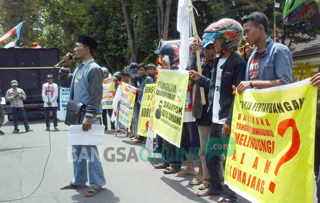 Demo LSM Gempar mendesak proses hukum pasir besi dilanjutkan.