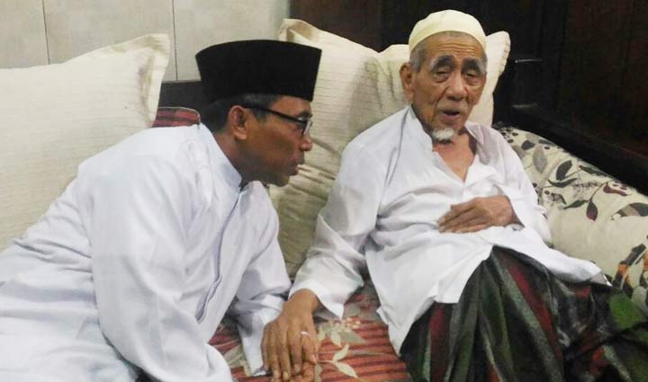 Dr KH Fadlolan Musyafak (kiri) bersama KH Maimoen Zubair (Mbah Moen) saat masih hidup. foto: istimewa