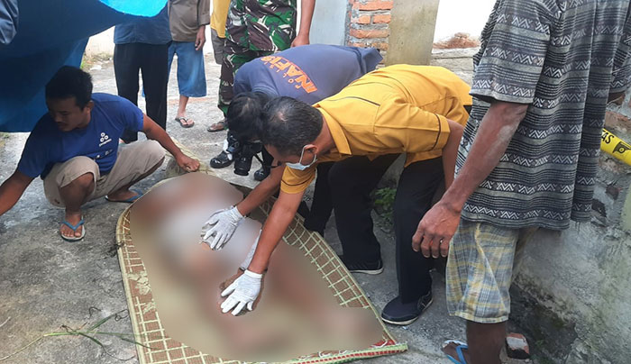 Petugas dibantu warga saat mengevakuasi korban yang terjatuh dari menara Masjid Al Alwi, Desa Gogorante, Kecamatan Ngasem, Kabupaten Kediri. Foto: Ist
