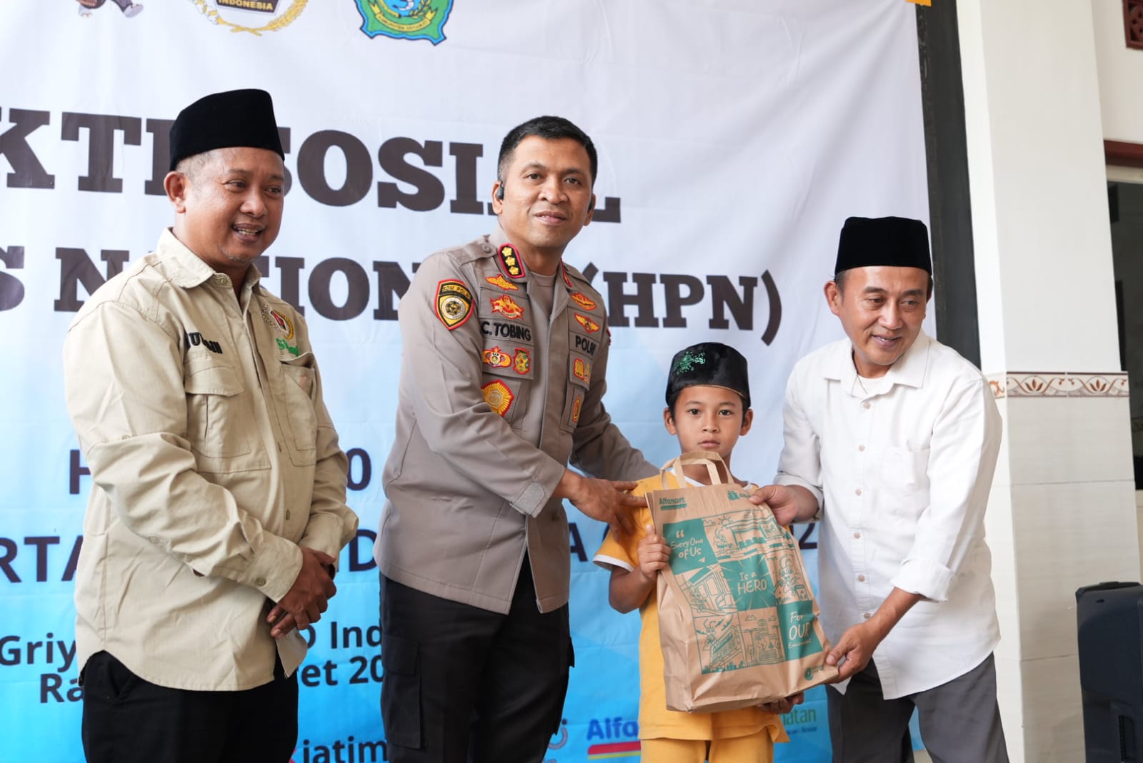 Kapolresta Sidoarjo, Kombes Pol Christian Tobing didampingi Ketua PWI Sidoarjo, Mustain (kiri) saat penyerahan tali asih