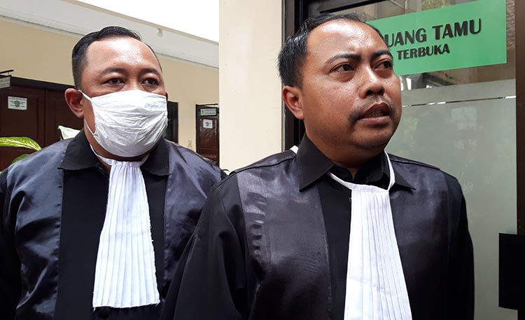 Penasihat Hukum terdakwa Supadi, Prayogo Laksono, S.H., M.H., dan Rekan usai sidang. (foto: MUJI/ BANGSAONLINE)