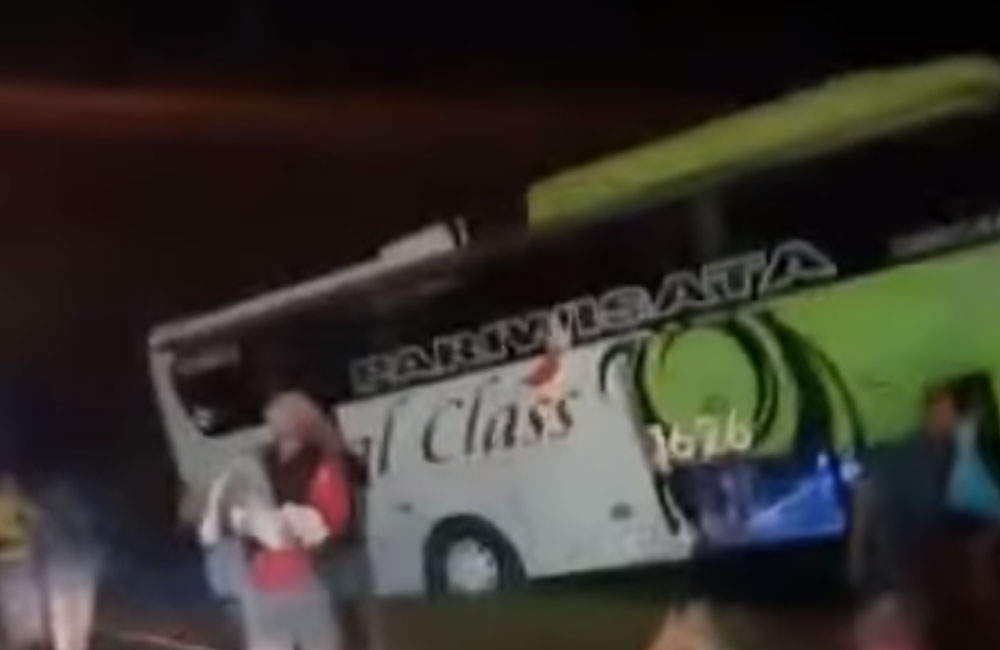 Kecelakaan bus menabrak tebing di sisi jalan