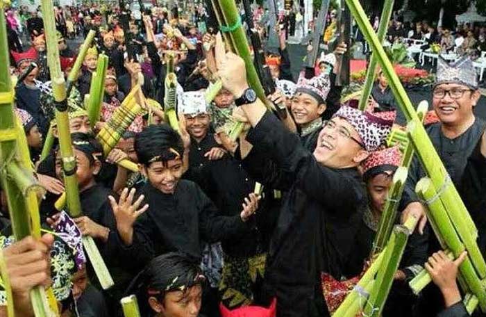 Bupati Azwar Anas saat perang-perangan bersama anak-anak menggunakan senapan pelepah pisang.