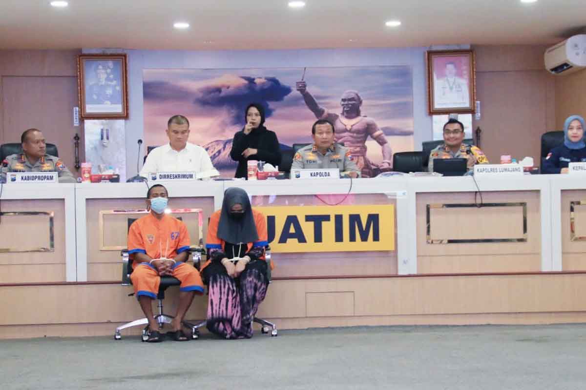 Polda Jatim bersama Polres Lumajang saat menggelar Pers Rilis pengungkapan sindikat penyalur TKI Ilegal di Lumajang, Selasa (7/3/2023)