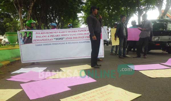 Relawan Peduli Toni saat berada di depan Mapolres Sumenep. foto: rahmatullah/ BANGSAONLINE