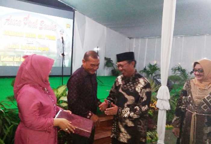 Bupati Tuban saat memberikan salam perpisahan kepada mantan Dandim.