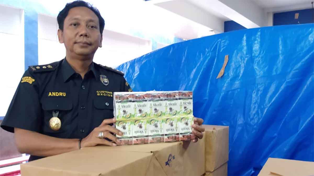 Kepala Seksi Kepatuhan Internal dan Penyuluhan Bea Cukai Madura, Andru Iedwan Permadi, saat menunjukkan barang bukti rokok ilegal.
