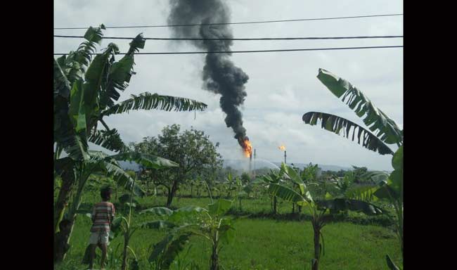 Flare milik JOB PPEJ di Desa Rahayu, Kecamatan Soko mengeluarkan api besar dan asap tebal, kemarin. foto istimewa
