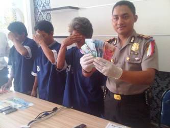 Tiga pengecer togel. Terbelit kebutuhan makan. Foto:farih/bangsaonline