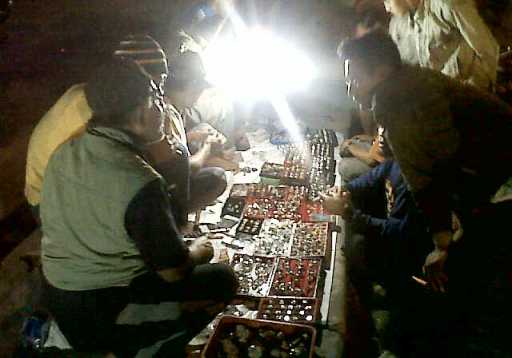 PKL batu akik yang menggelar dagangannya di trotoar Pasar Larangan Kecamatan Candi. (foto: khumaidi/BANGSAONLINE)