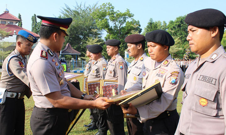 Kapolres Bangkalan Beri Penghargaan kepada Polsek Berprestasi