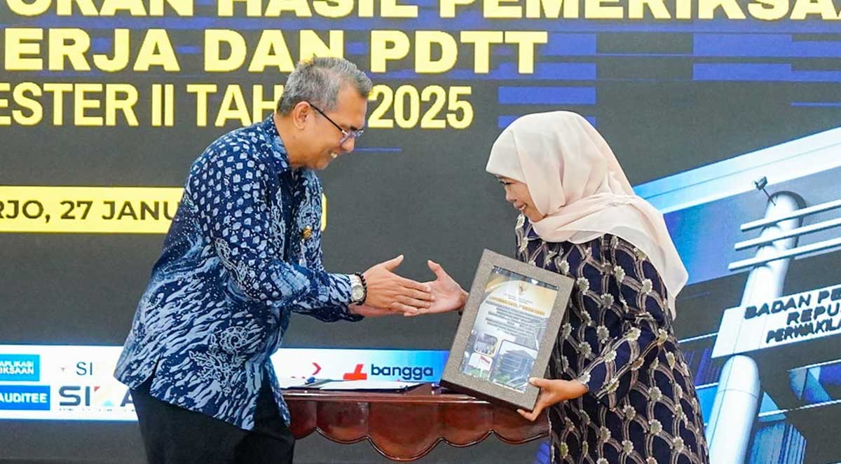 Gubernur Khofifah ketika menerima LHP kinerja dan PDTT dari Kepala Kantor Perwakilan BPK Jatim, Yuan Candra Djaisin.