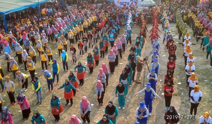 Senam massal mengawali rangkaian Festival 29 Tahun SCTV di Tuban.