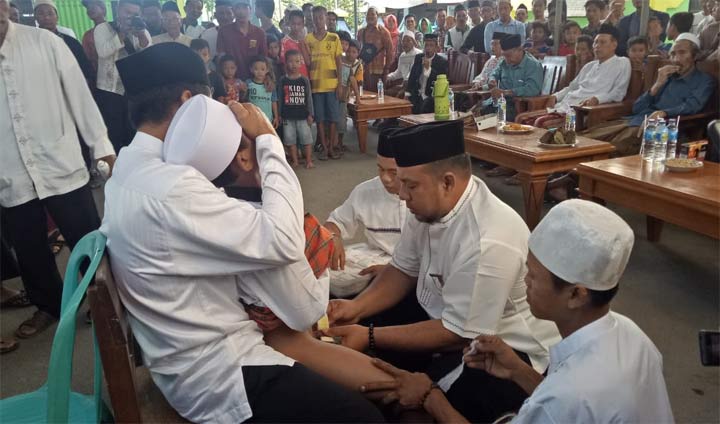 Tukang calak saat melakukan proses khitan terhadap salah satu peserta.