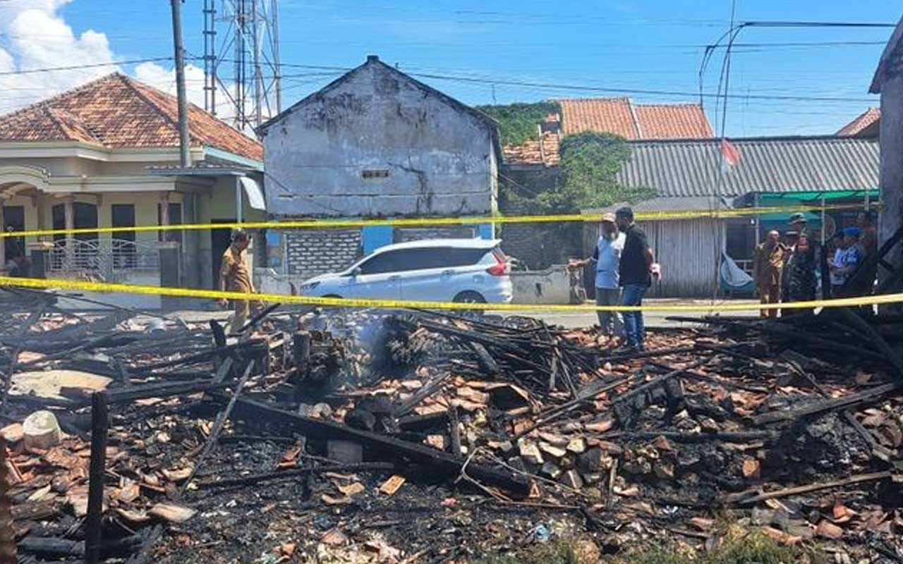 Gudang ikan yang terbakar di Desa Pinggir Papas, Kecamatan Kalianget, Sumenep, digaris polisi setelah terjadi kebakaran, Senin (7/5/2024). Foto: Dok. Polres Sumenep