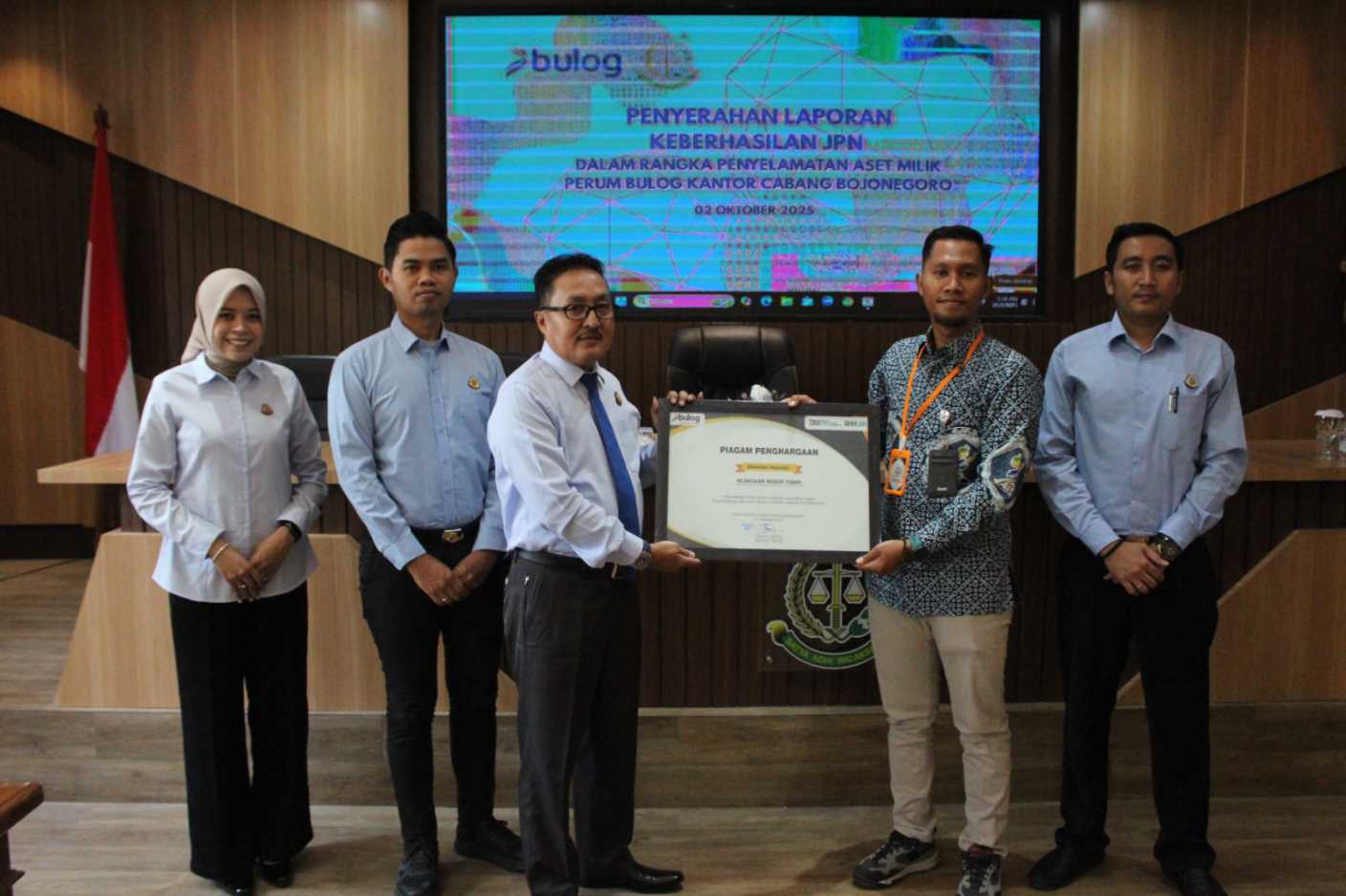 Kajari Tuban, Imam Sutopo saat menyerahkan laporan penyelamatan aset kepada Pimpinan Cabang Perum Bulog Bojonegoro, Ferdian Dharma Atmaja di aula Kejari Tuban,