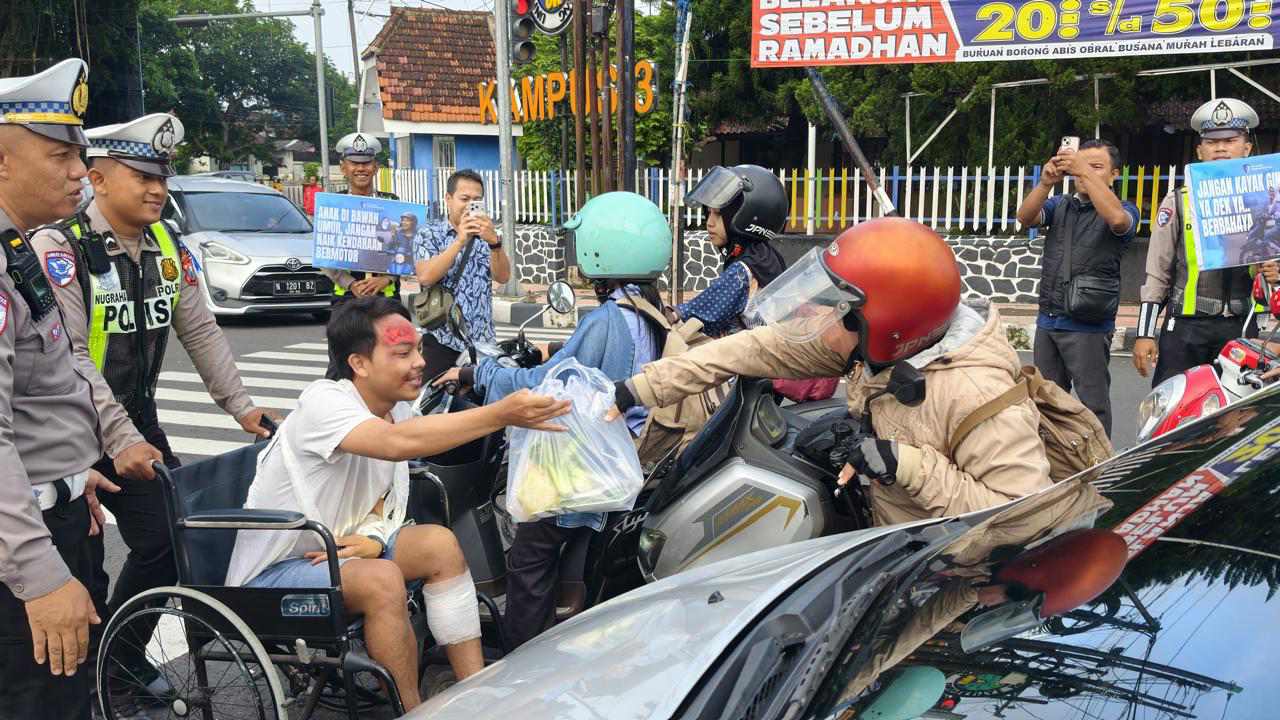 Satlantas Polres Blitar Kota membagikan sayur sembari memberikan edukasi ilustrasi korban kecelakaan. (Ist)