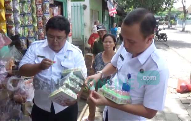 Kepala BNN Nganjuk AKBP Agus Irianto saat menunjukkan hasil temuan permen dot. foto: BAMBANG DJ/ BANGSAONLINE