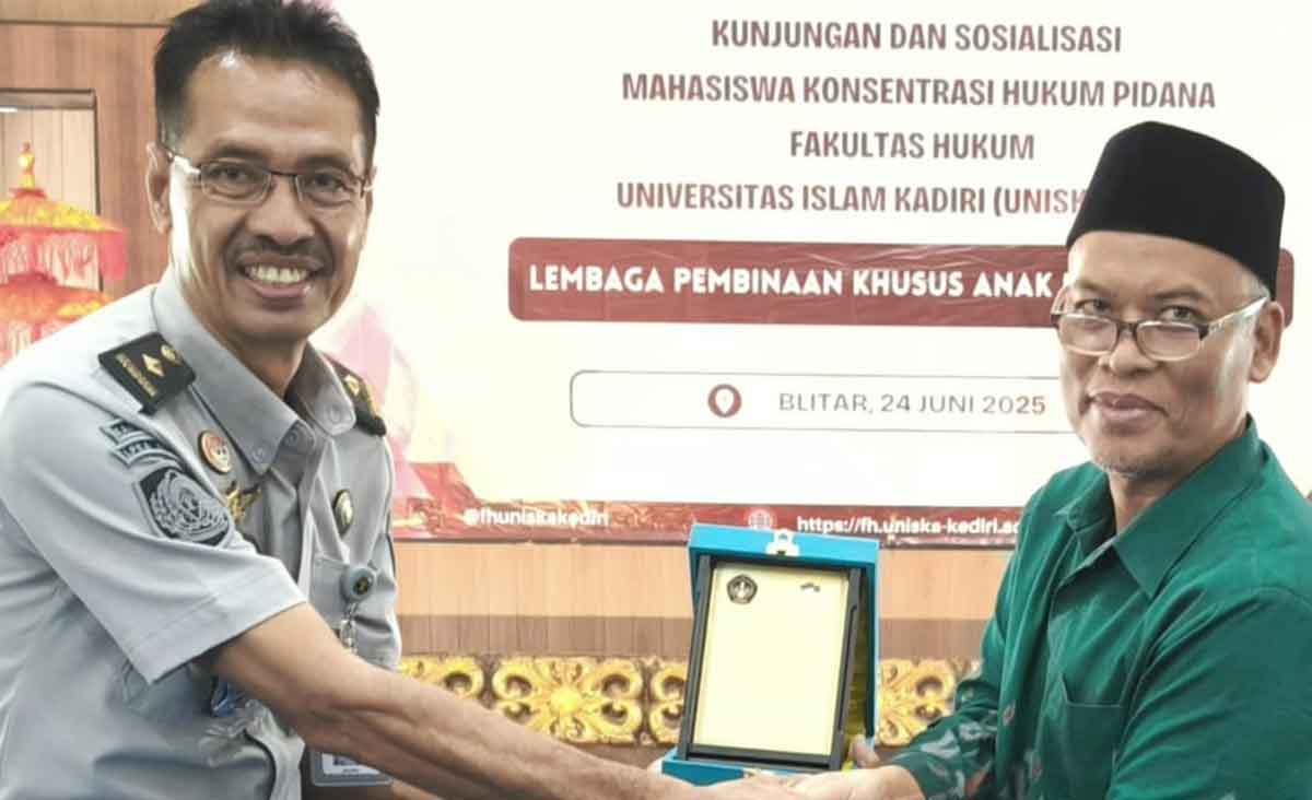 Dekan Fakultas Hukum Uniska, Zainal Arifin (kanan), saat memberikan cendera mata ke Kepala LPKA Blitar, Gatot Tri Raharjo. Foto: Ist