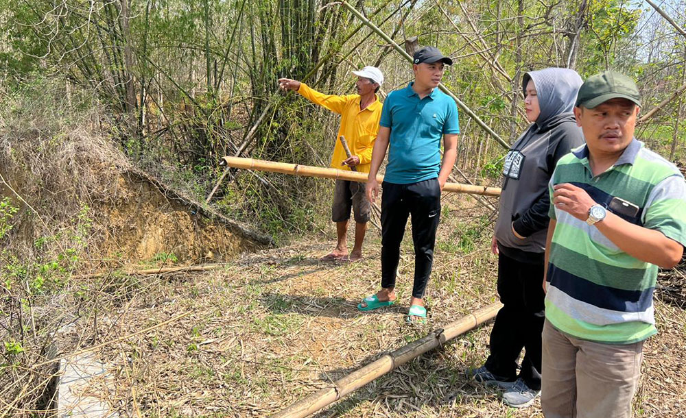 Dewan dan DPUPR  Sampang Cek Kerusakan Embung di Kedungdung, Perbaikan Belum Bisa Dipastikan