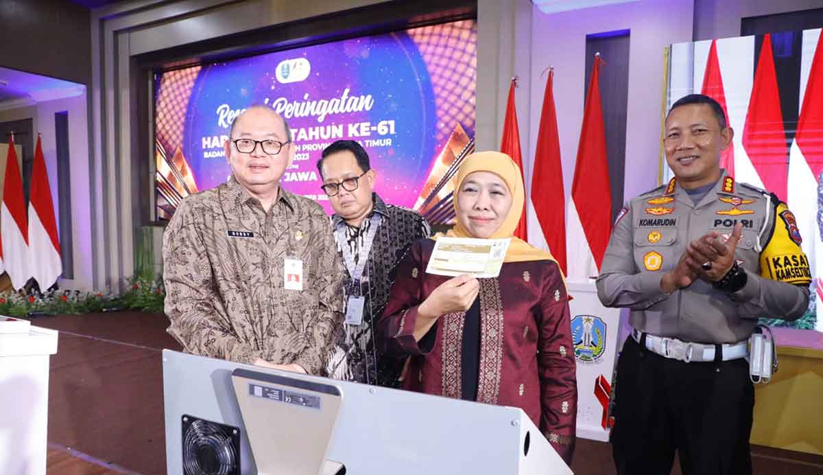 Gubernur Khofifah saat peluncuran program pemutihan PKB di Gedung Negara Grahadi, Surabaya.