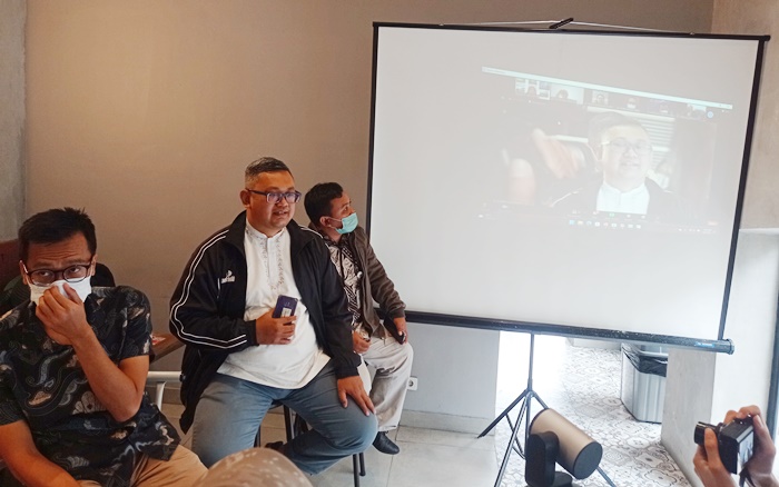 Kepala KPPU Kanwil IV, Dendy Sutrisno (tengah) saat press conference.